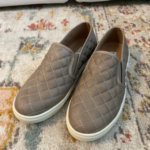 Steve Madden Tan quilted sneaker